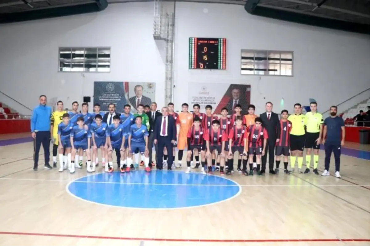 Kaymakam Öztürk Okul Sporları Genç Erkekler Futsal grup maçlarını takip etti
