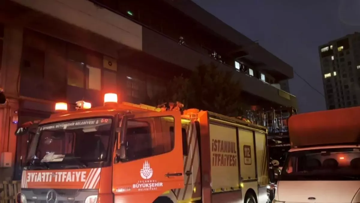 Küçükçekmece'de bir iş yerinin havalandırma bacasında yangın