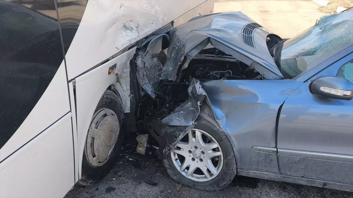 Kütahya'da otomobil park halindeki işçi servisine çarptı: 2 yaralı