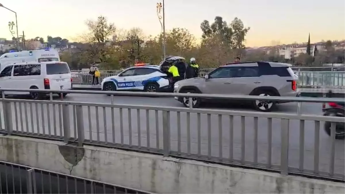 Manavgat Köprüsü'nde devrilerek otomobile çarpan motosikletli yaralandı