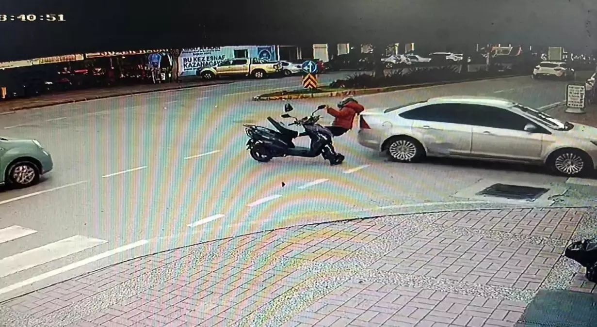 Manavgat'ta otomobille çarpışan motosiklet sürücüsü yaralandı