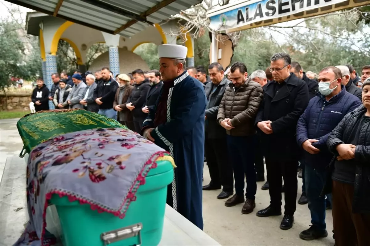 Manisa'da eşi tarafından öldürülen kadın defnedildi