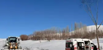 Muş'ta yolu kapanan mezradaki hasta, ekiplerin çabasıyla hastaneye ulaştırıldı