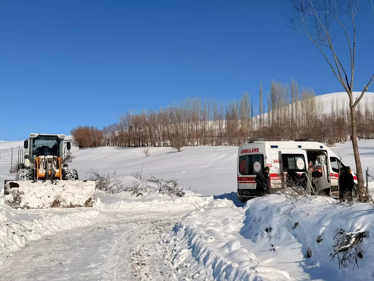 Muş'ta yolu kapanan mezradaki hasta, ekiplerin çabasıyla hastaneye ulaştırıldı