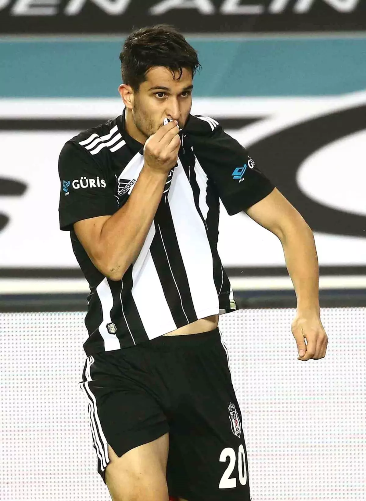 Necip Uysal: "Kariyerime bu forma altında nokta koyacağım"