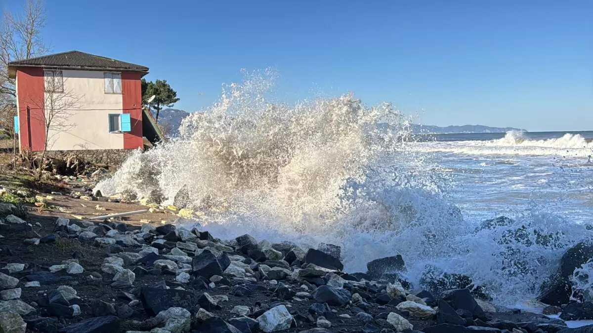 Ordu'da fırtına; dalga boyu 5 metreye ulaştı