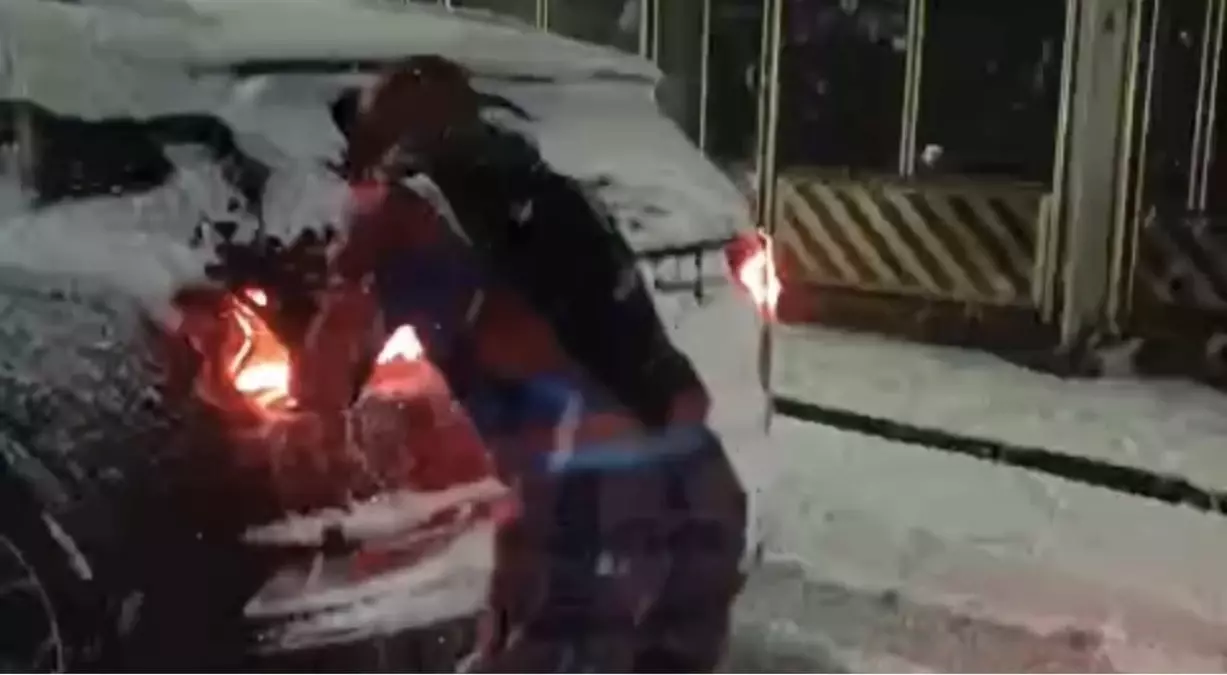 Karda mahsur kalan sürücünün yardımına 'Örümcek Adam' yetişti