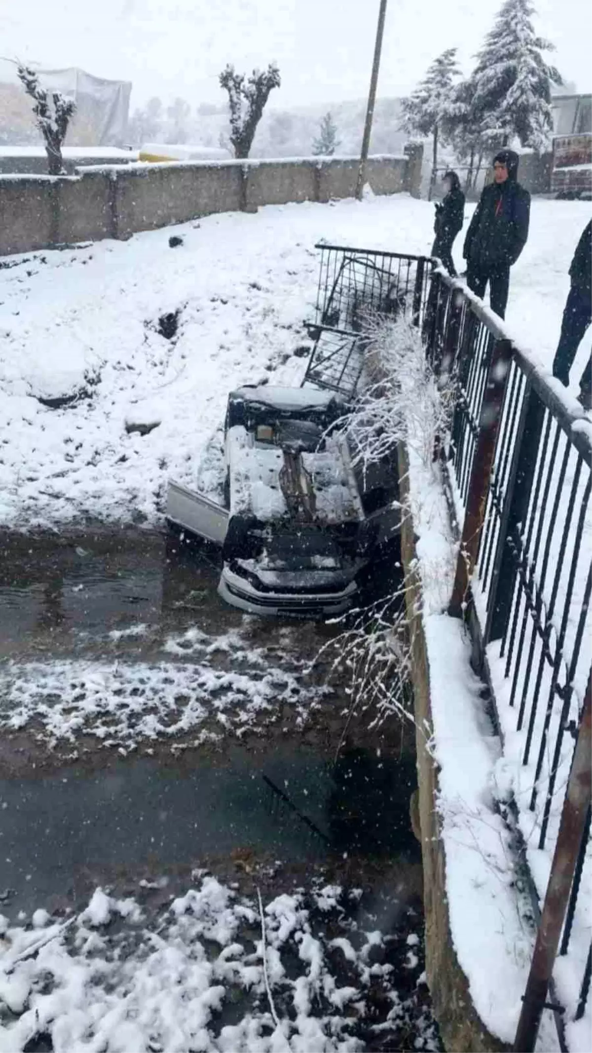 Otomobil köprüden düştü: 2 yaralı