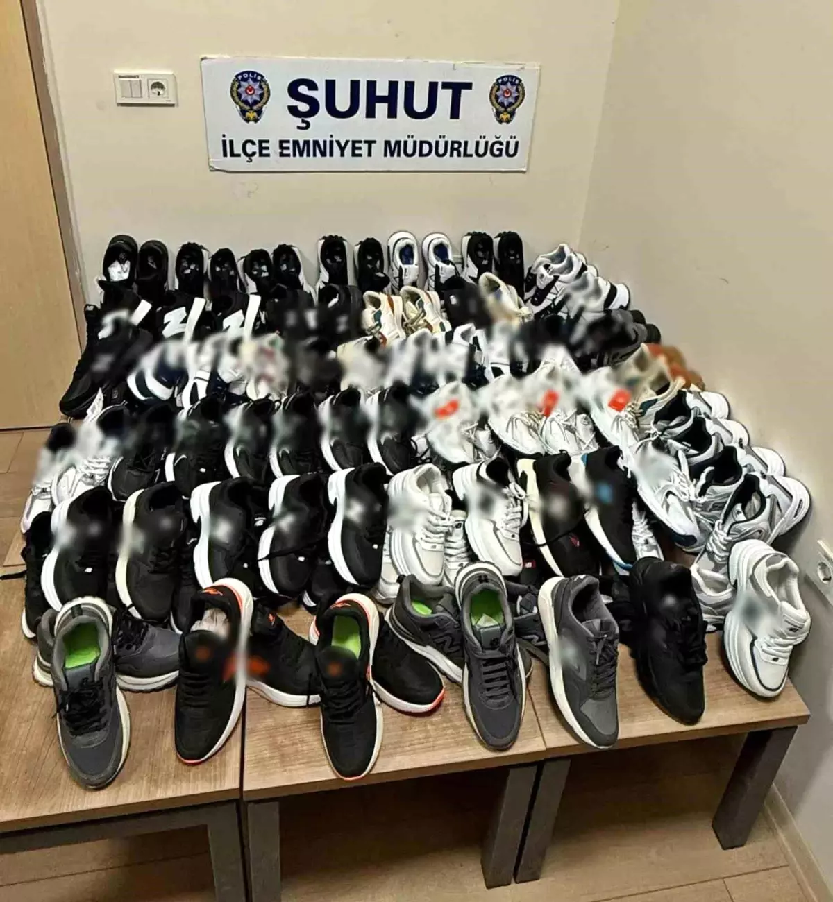 Polis 60 çift imitasyon ayakkabı ele geçirdi