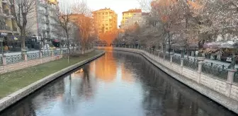 Porsuk Çayı'nın yüzeyinde buz tabakası oluştu