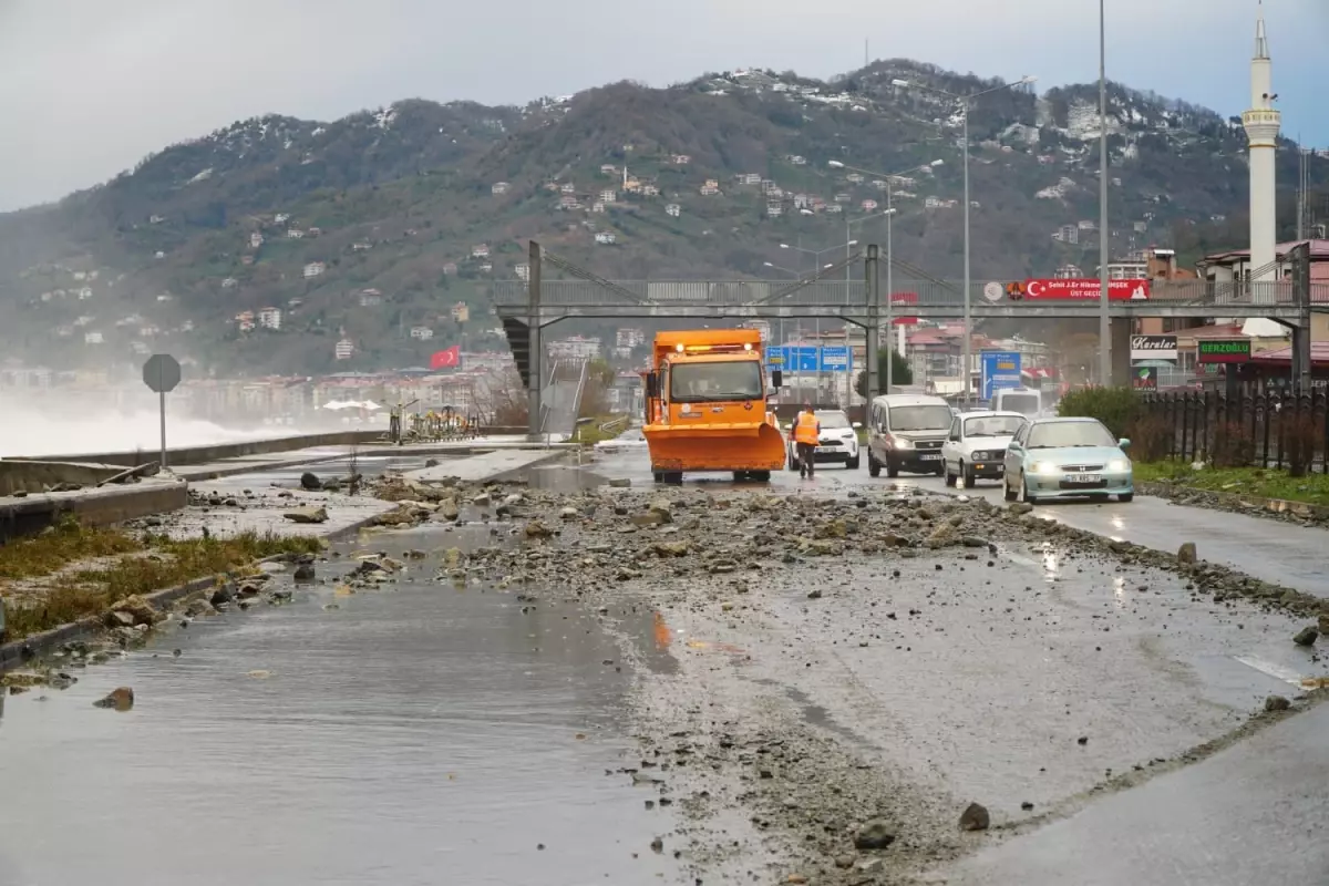 Rize'de fırtına; dalgalar sahil yoluna ulaştı