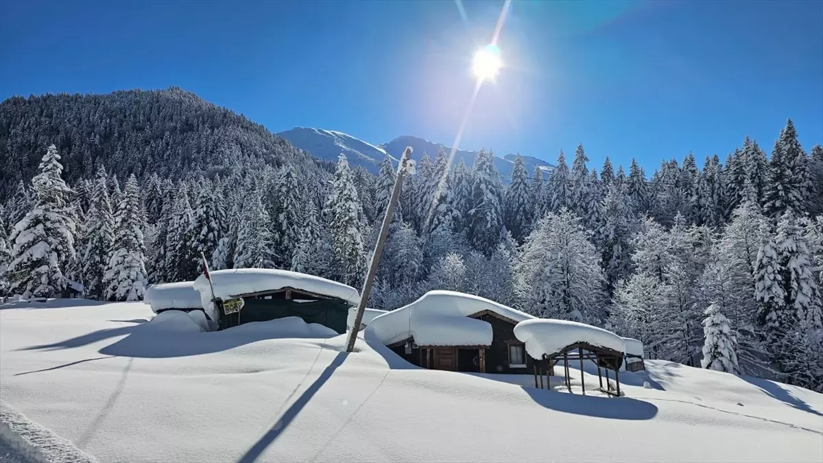 Rize'de Kaçkar Dağları ve yaylalardaki kar manzarası dronla görüntülendi