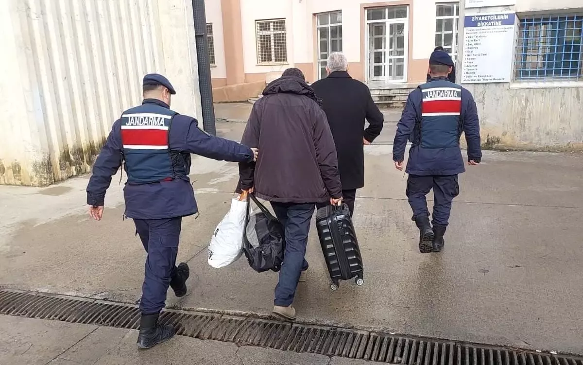 Samsun'da 17 yıl hapis cezası bulunan baba ile 8 yıl hapis cezası olan oğlu yakalandı