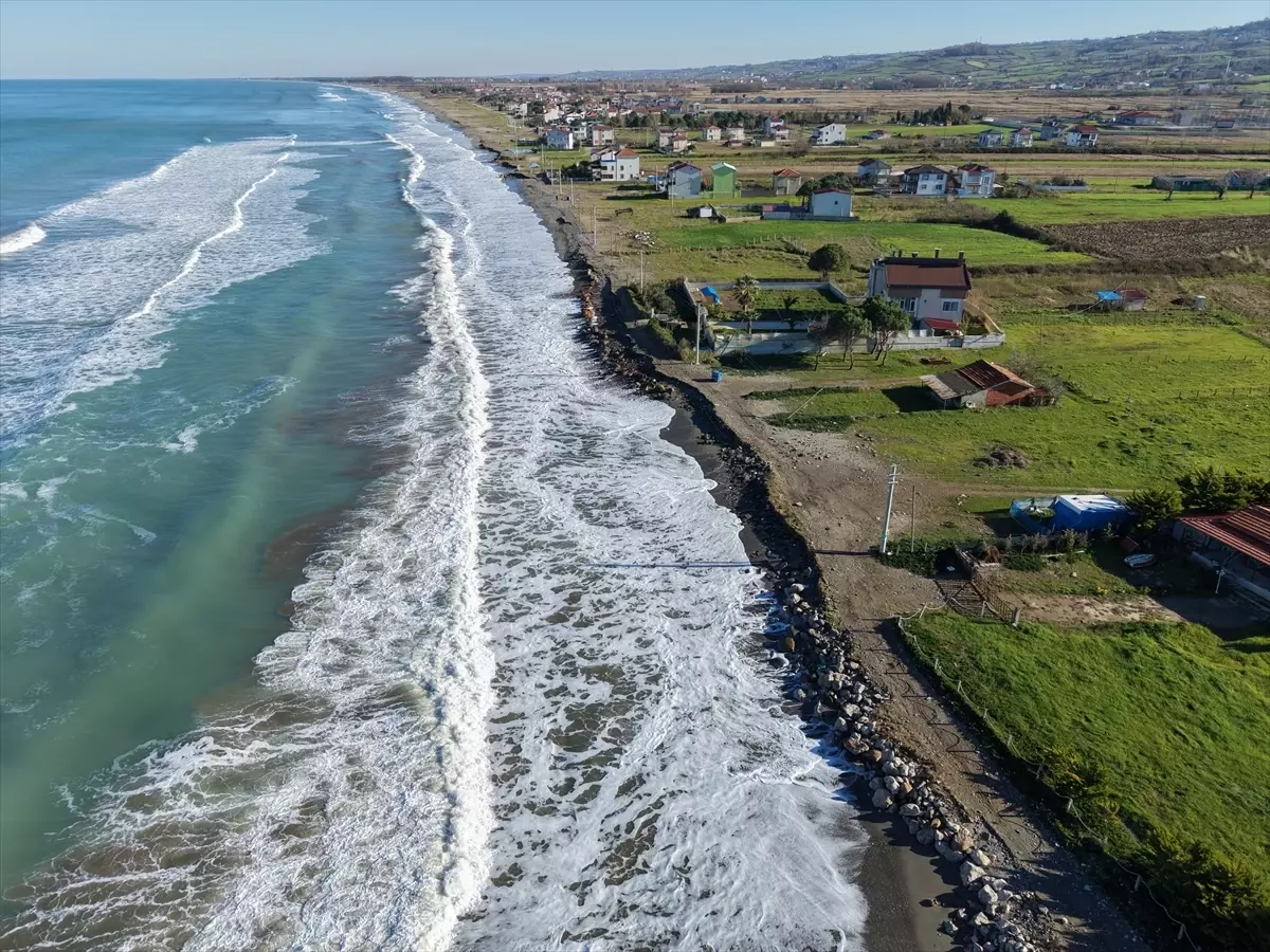 Samsun'da yüksek dalgalar sahili aşındırdı