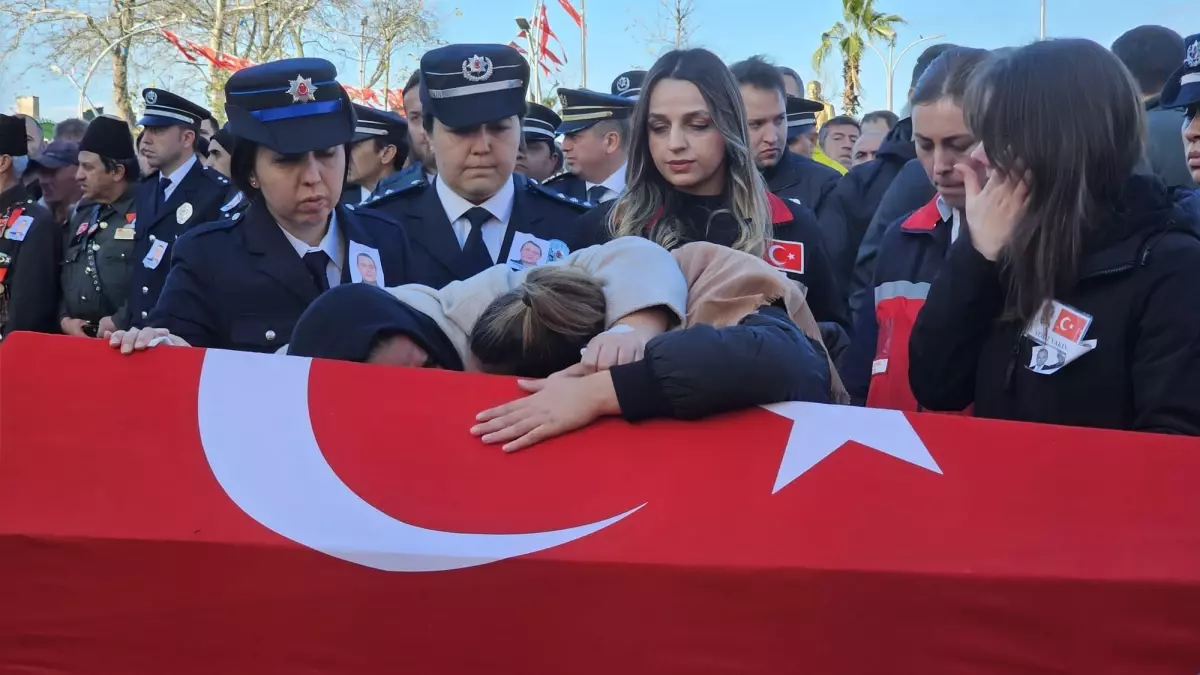 Yalova'da şehit düşen polis memuru Akçakoca'da toprağa verildi