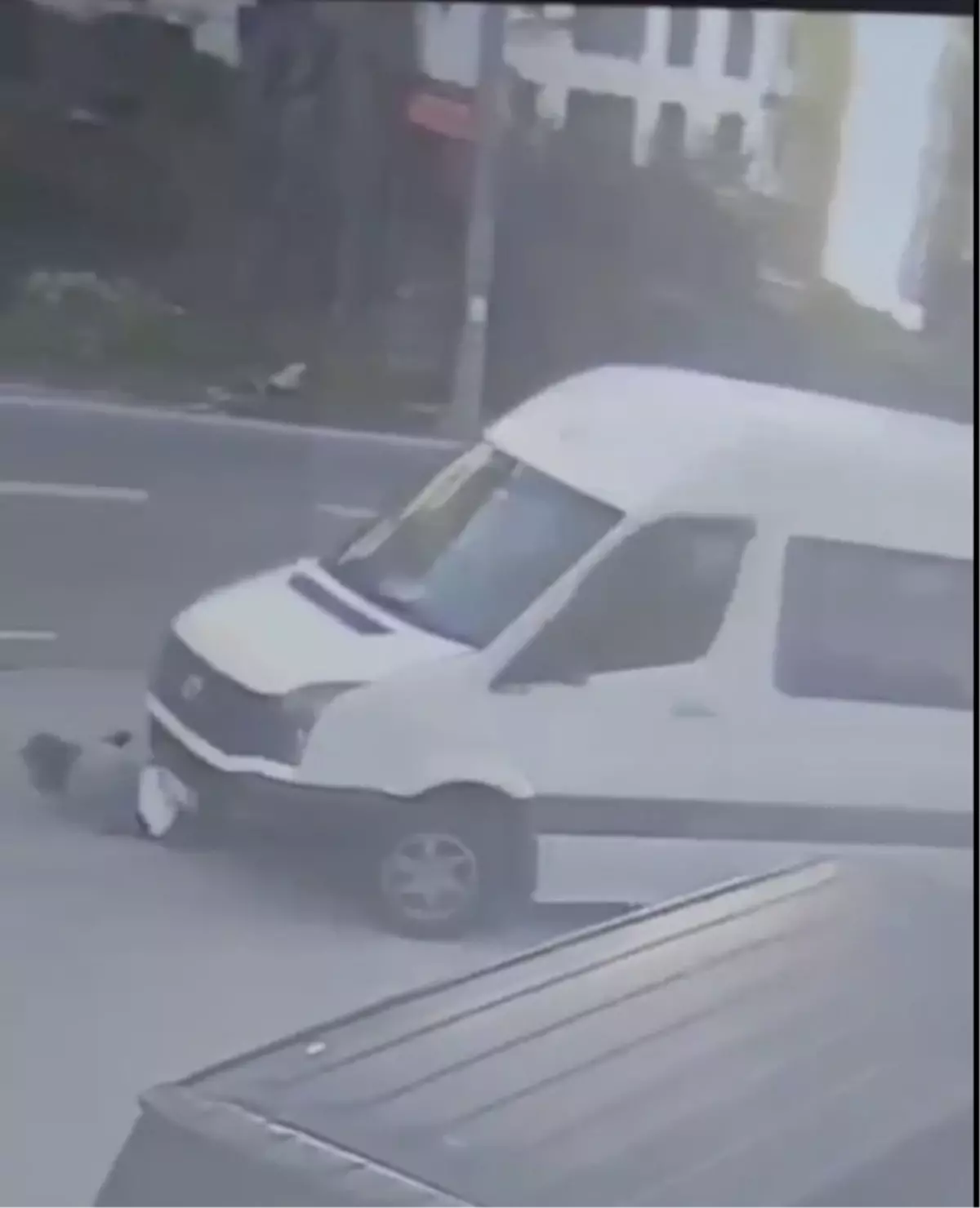 Servis minibüsünün kadına çarpıp, sürüklediği kaza kamerada