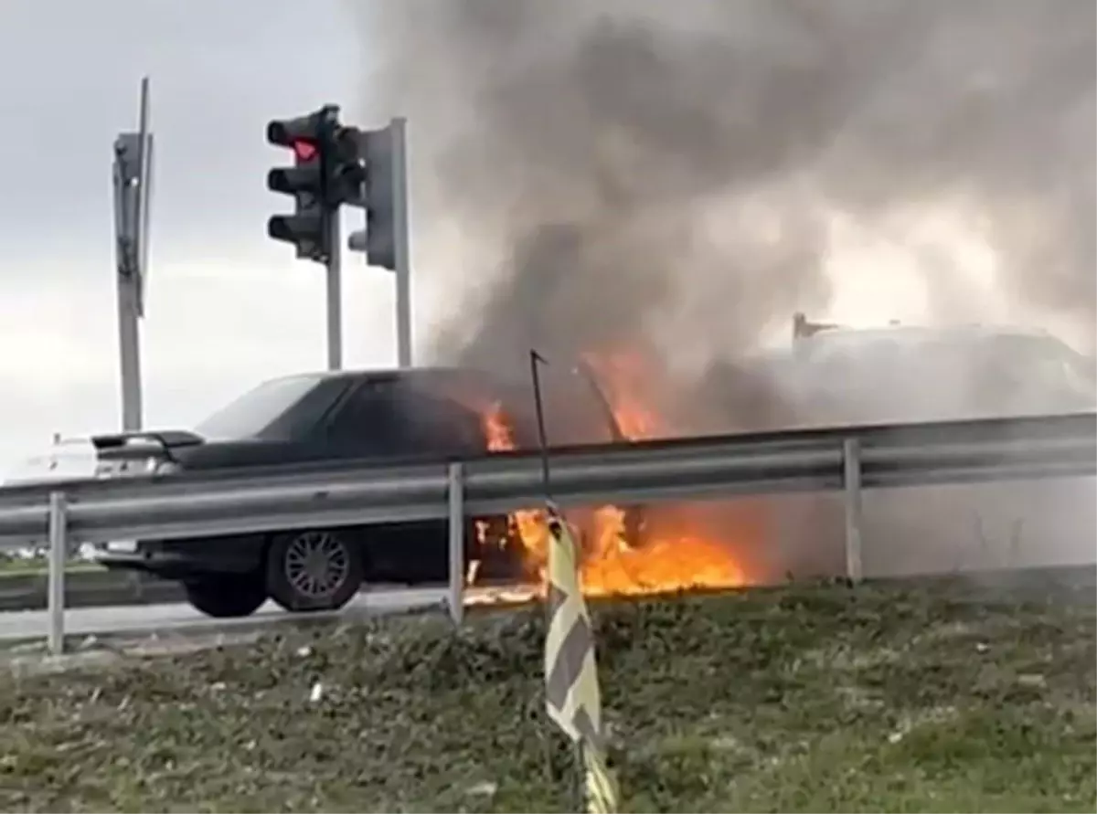 Seyir halindeki otomobil alev topuna döndü