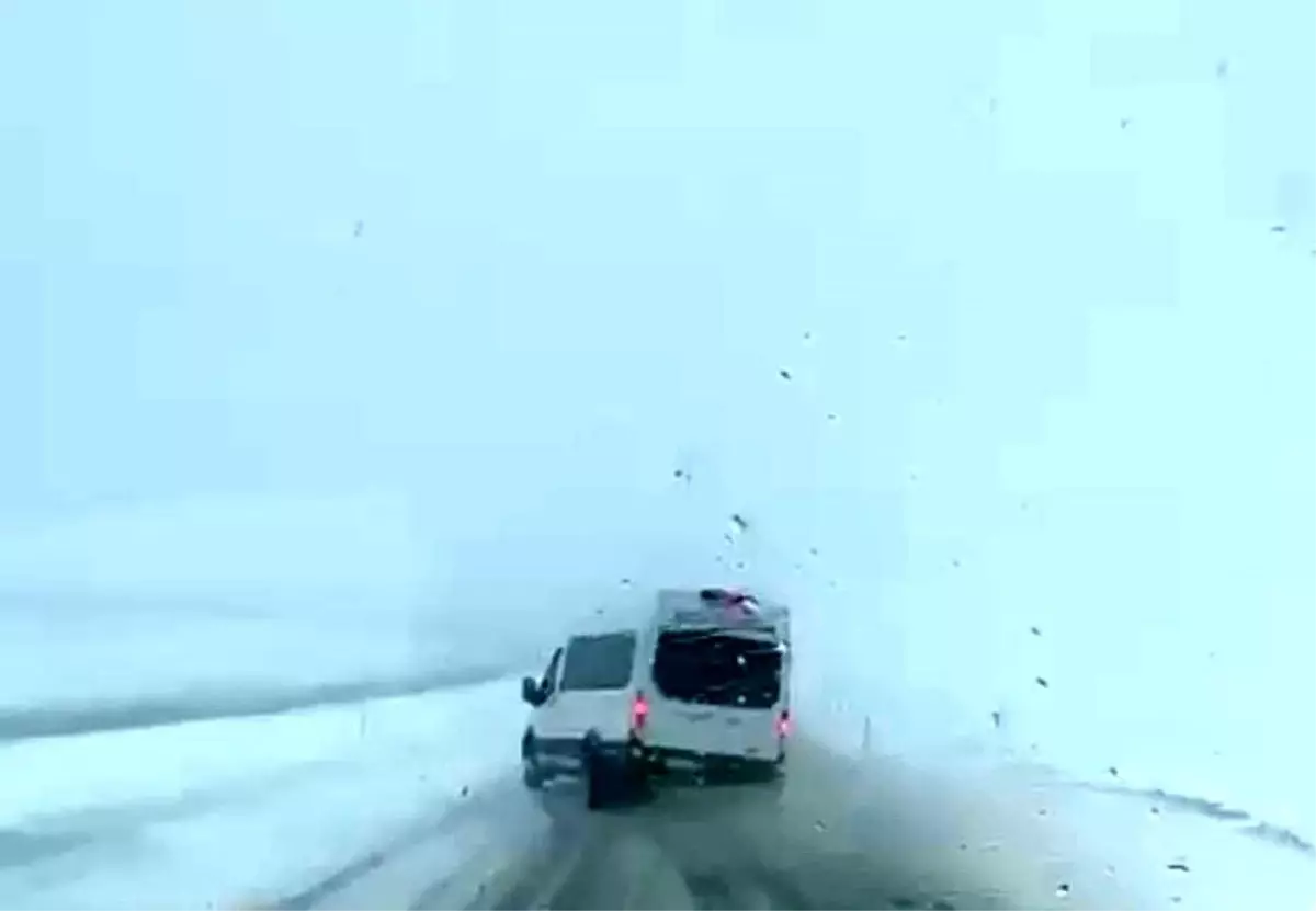 Siirt'te minibüsün kıl payı atlattığı kaza kamerada