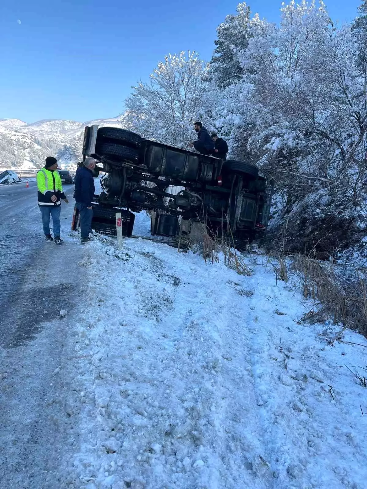 Siirt'te tır ve minibüs devrildi: 4 yaralı
