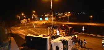 Sinop'ta kömür yüklü tır devrildi, 2 kişi yaralandı