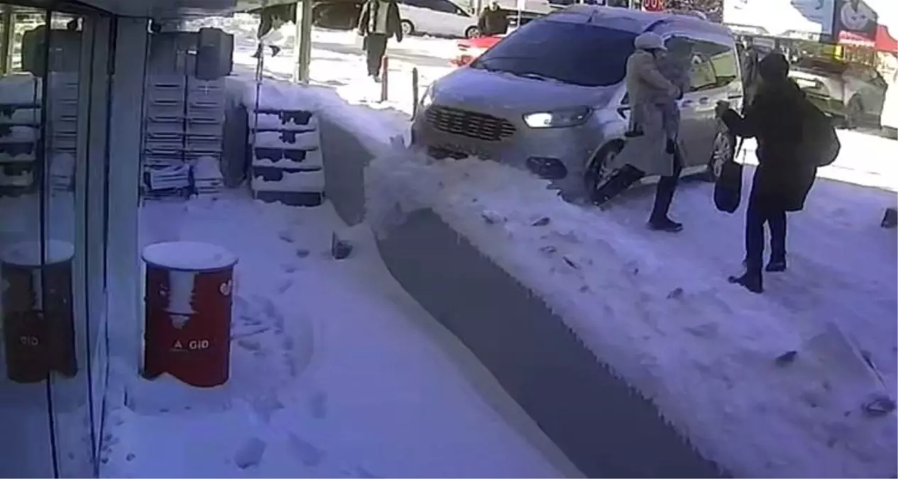 Tatvan'da kayan araç facianın eşiğinden döndü