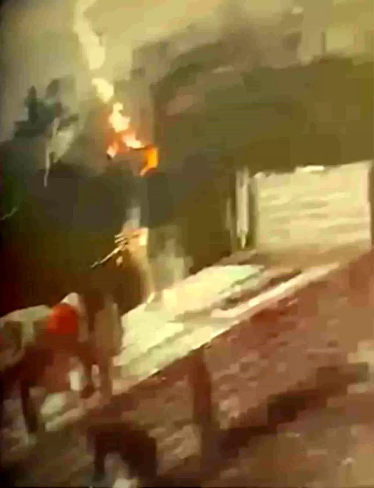 Tırdan yük indiren şahsa yıldırım isabet ettiği anlar kamerada