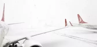 Uçak seferlerine kar yağışı engeli