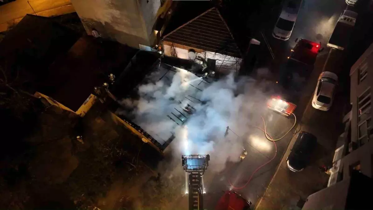 Ümraniye'de gecekondu yangını: Ev kullanılamaz hale geldi