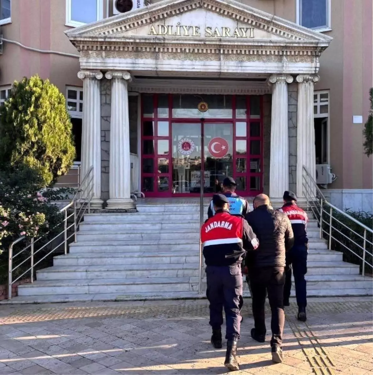Uyuşturucu suçundan aranıyordu, Didim'de yakalandı
