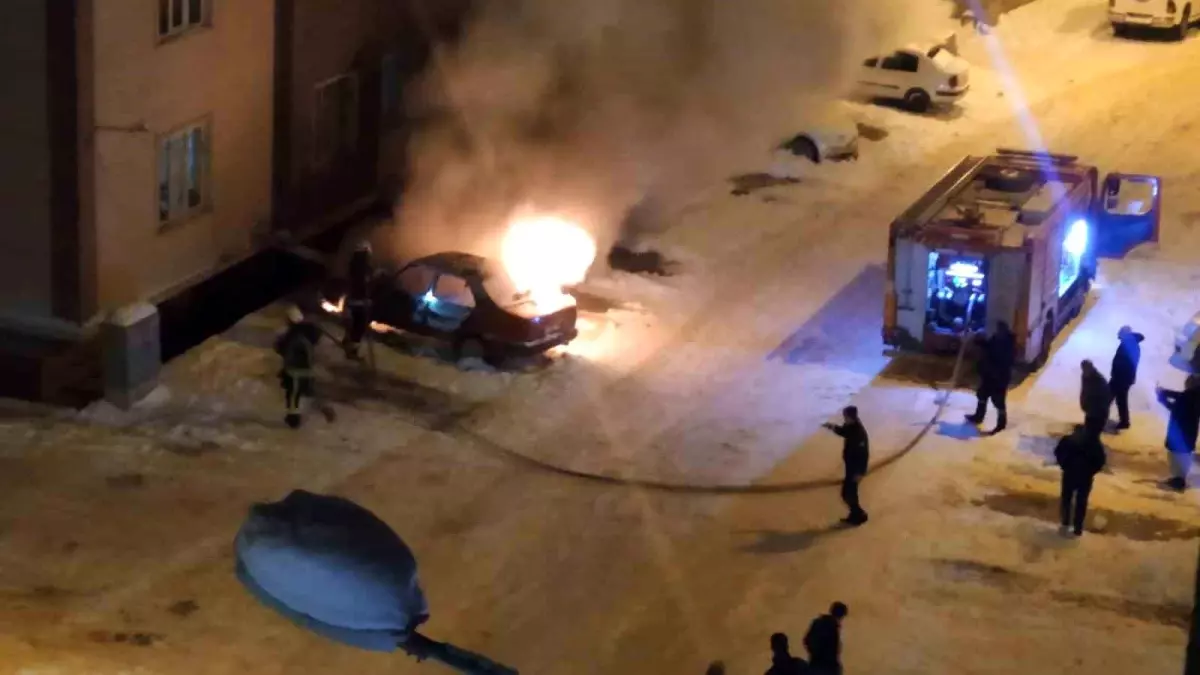 Van'da park halindeki otomobil alev alev yandı