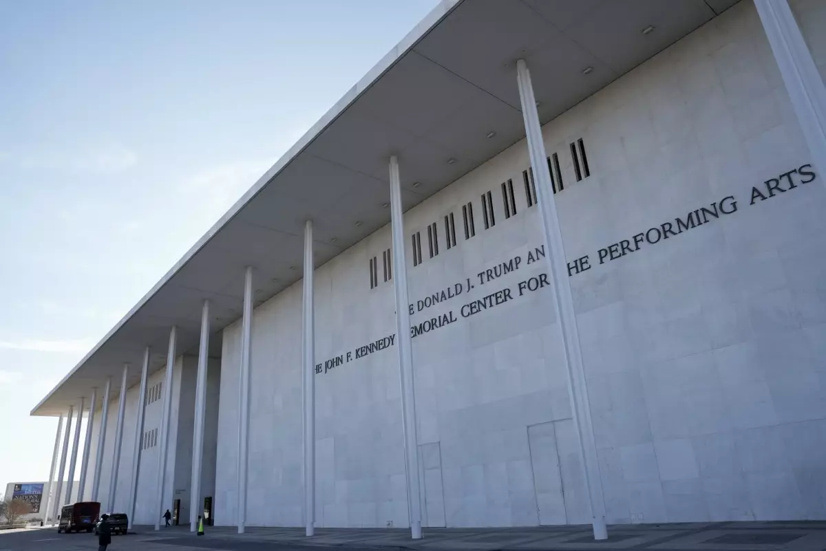 Washington'daki Kennedy Center'ın adı değiştirildi