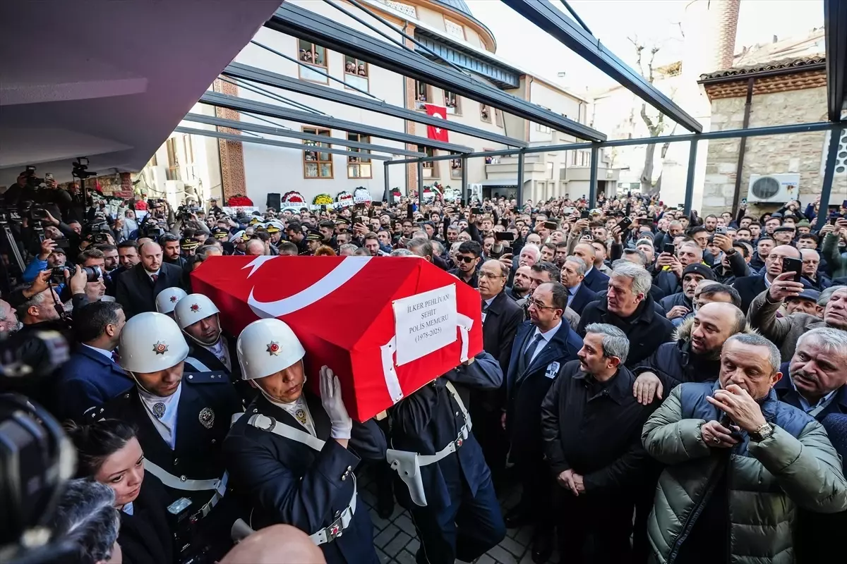 Yalova'da DEAŞ'a yönelik operasyonda şehit olan Pehlivan son yolculuğuna uğurlandı