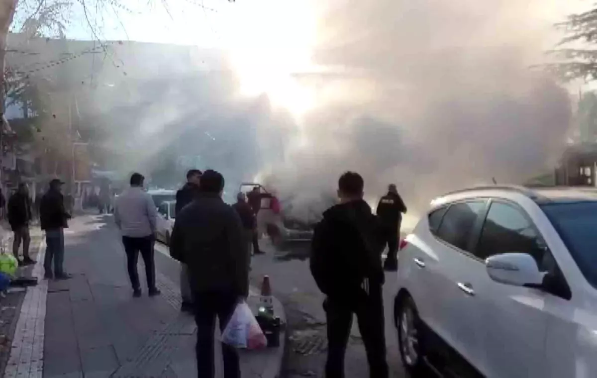 Yanan kamyonete ilk müdahaleyi vatandaşlar yaptı