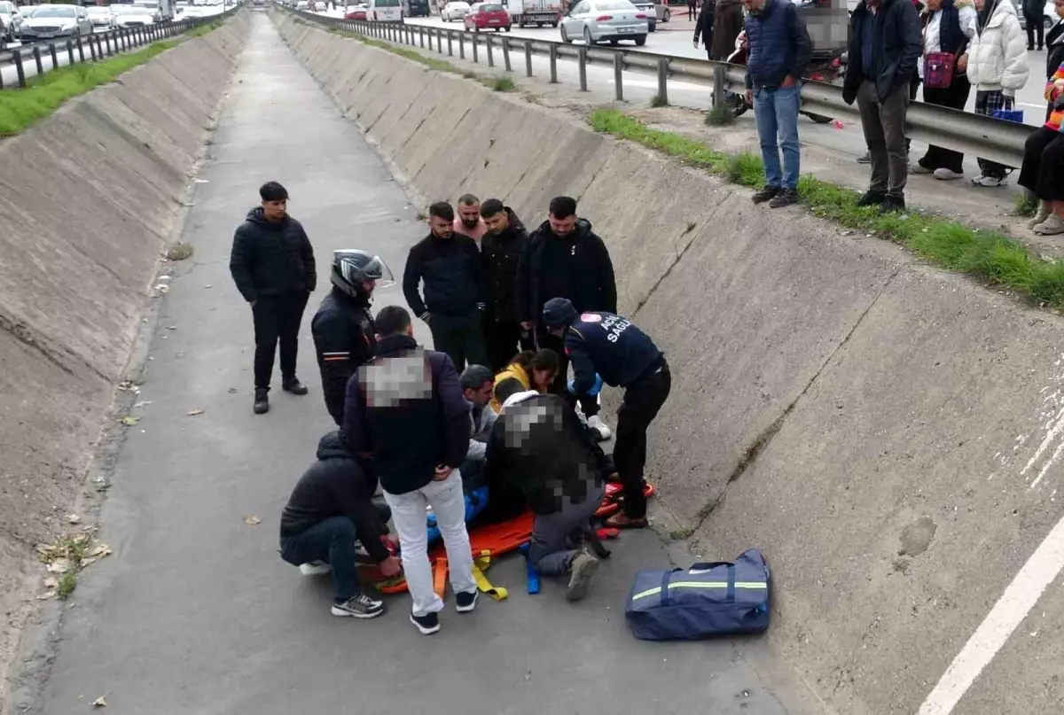 Yayaya yol veren motosikletli arkasından gelen otomobilin çarpmasıyla kanala uçtu