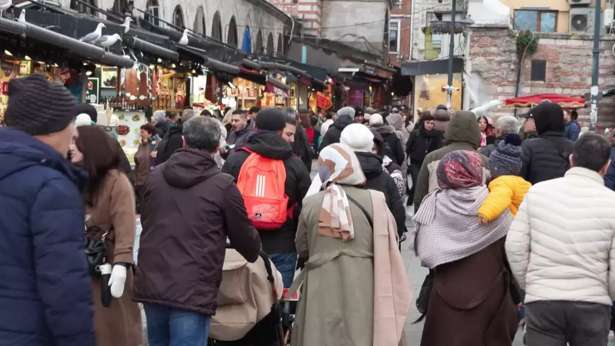 Yeni yıla bir gün kala Eminönü'nde alışveriş yoğunluğu