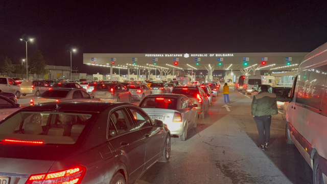 Bulgarian citizens shopping in Edirne for New Year created congestion at the border gates on their return