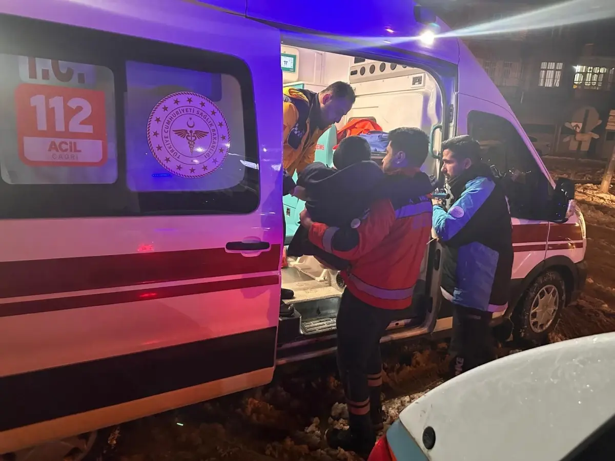 Diyarbakır'da Kardan Kapalı Yolda Hastaya UMKE Müdahalesi