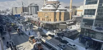 Yüksekova'da karla mücadele çalışmaları sürüyor