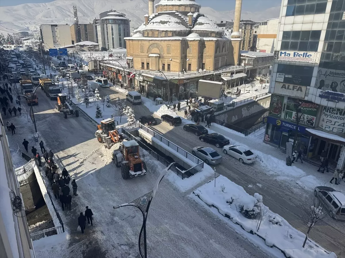 Yüksekova'da karla mücadele çalışmaları sürüyor
