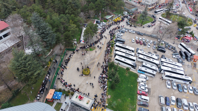 yuzlerce metre kuyruk olusuyor herkes ayni seyi 19409009 9258 m