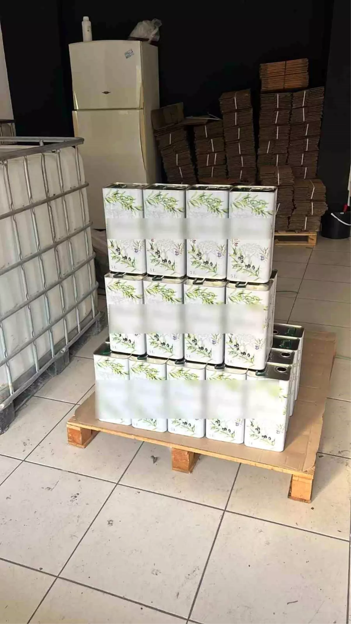 Zeytinyağı şişelerine gizlenmiş 3 bin litre kaçak alkol ele geçirildi