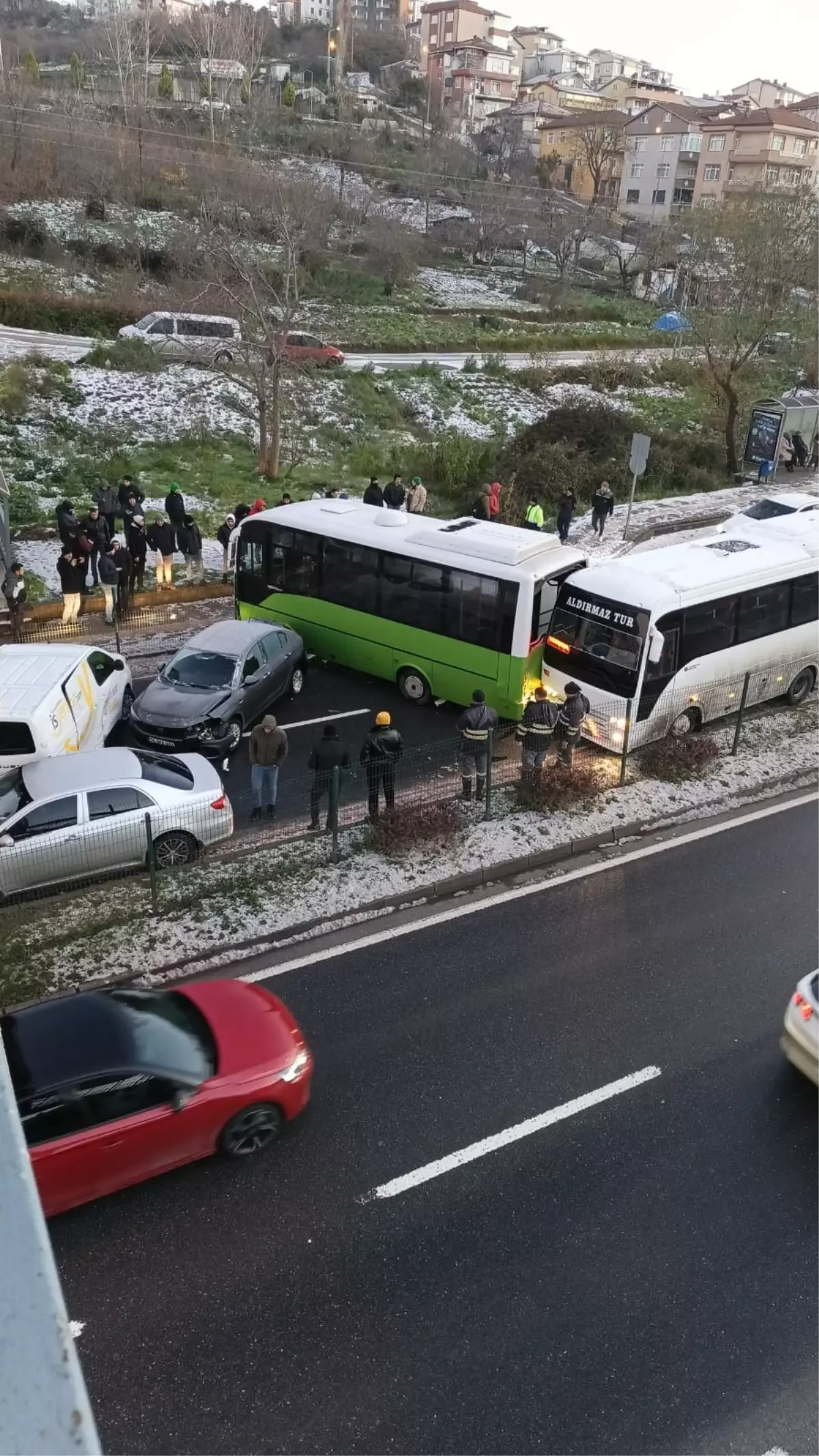 Zonguldak'ta buzlanan yolda 5 araç, birbirine girdi