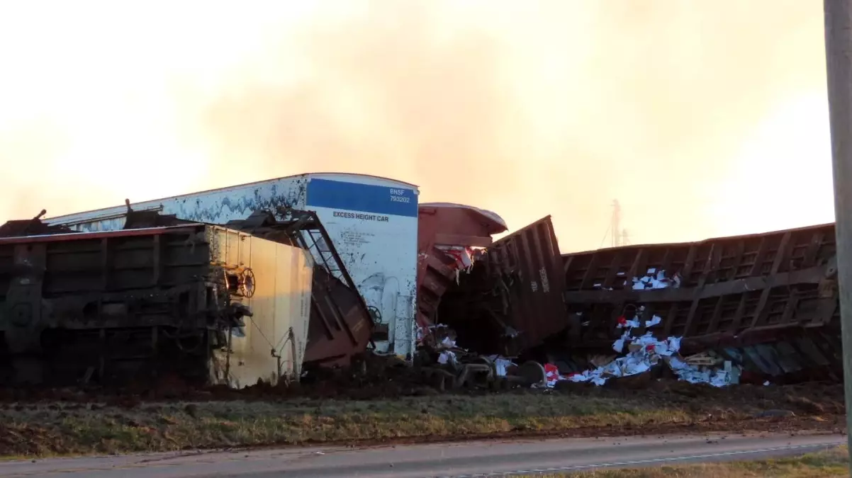 ABD'de kükürt taşıyan tren devrildi, çevreye zehirli gaz yayıldı