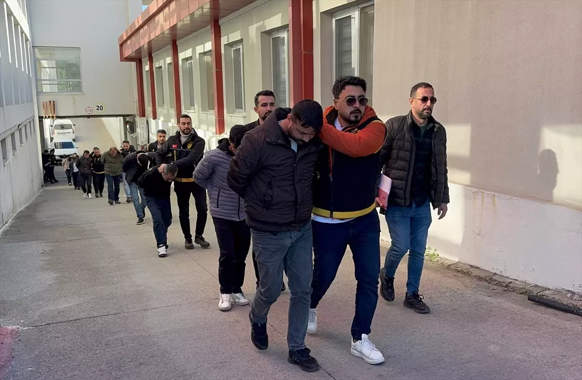 Adana'da 2 kişinin öldüğü silahlı kavgaya karışan 11 zanlı tutuklandı