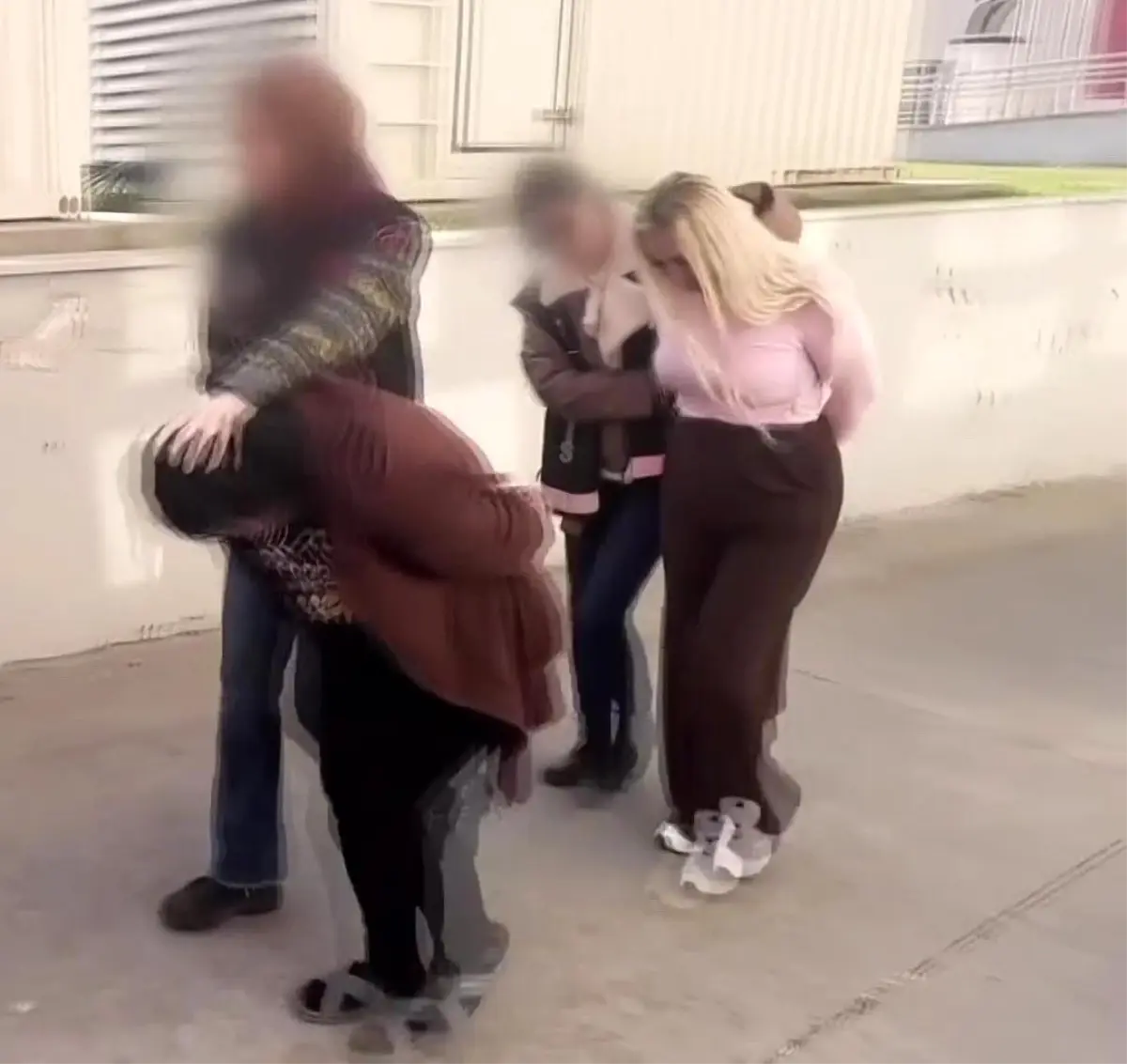 Adana'da evlerinden uyuşturucu ve silahlar çıkan 2 kadın tutuklandı