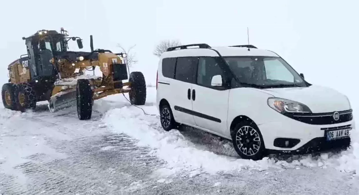 Aksaray'da yoğun kar yağışı nedeniyle yolda mahsur kalan araçlar kurtarılıyor