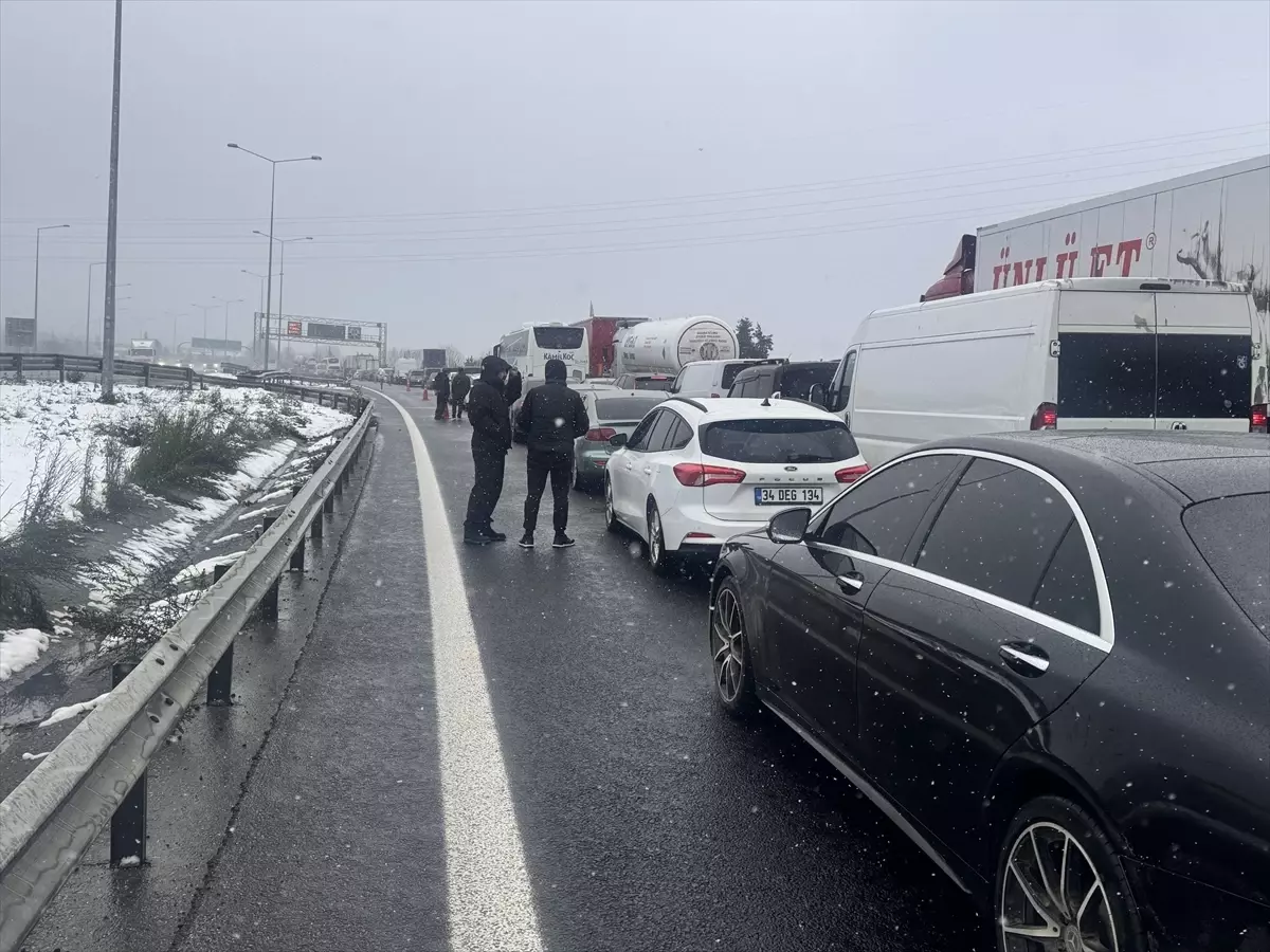 Anadolu Otoyolu Ankara istikameti makaslayan tır nedeniyle ulaşıma kapatıldı