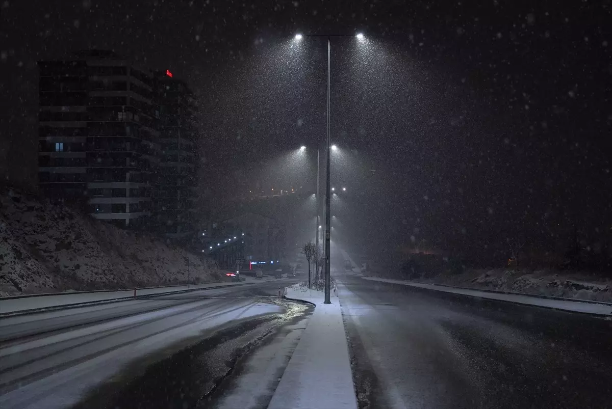Ankara'nın yüksek kesimlerinde kar yağışı etkili oldu