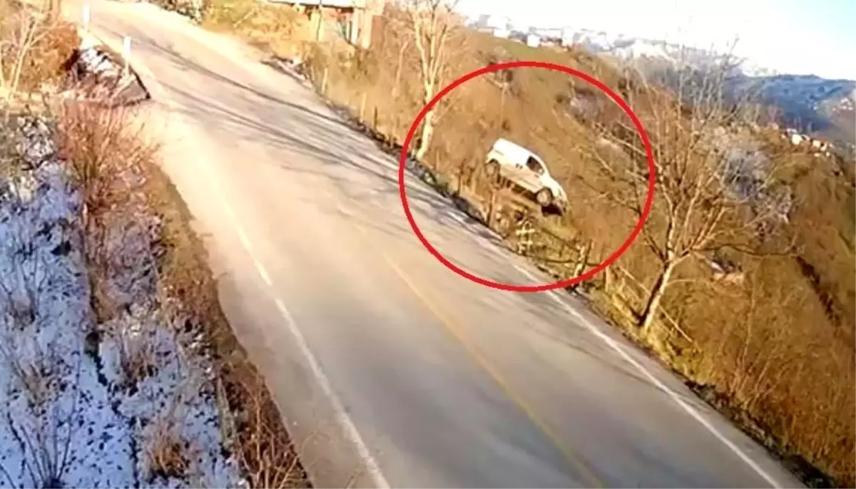 Aracıyla 30 metre yükseklikten uçan sürücü yaralandı