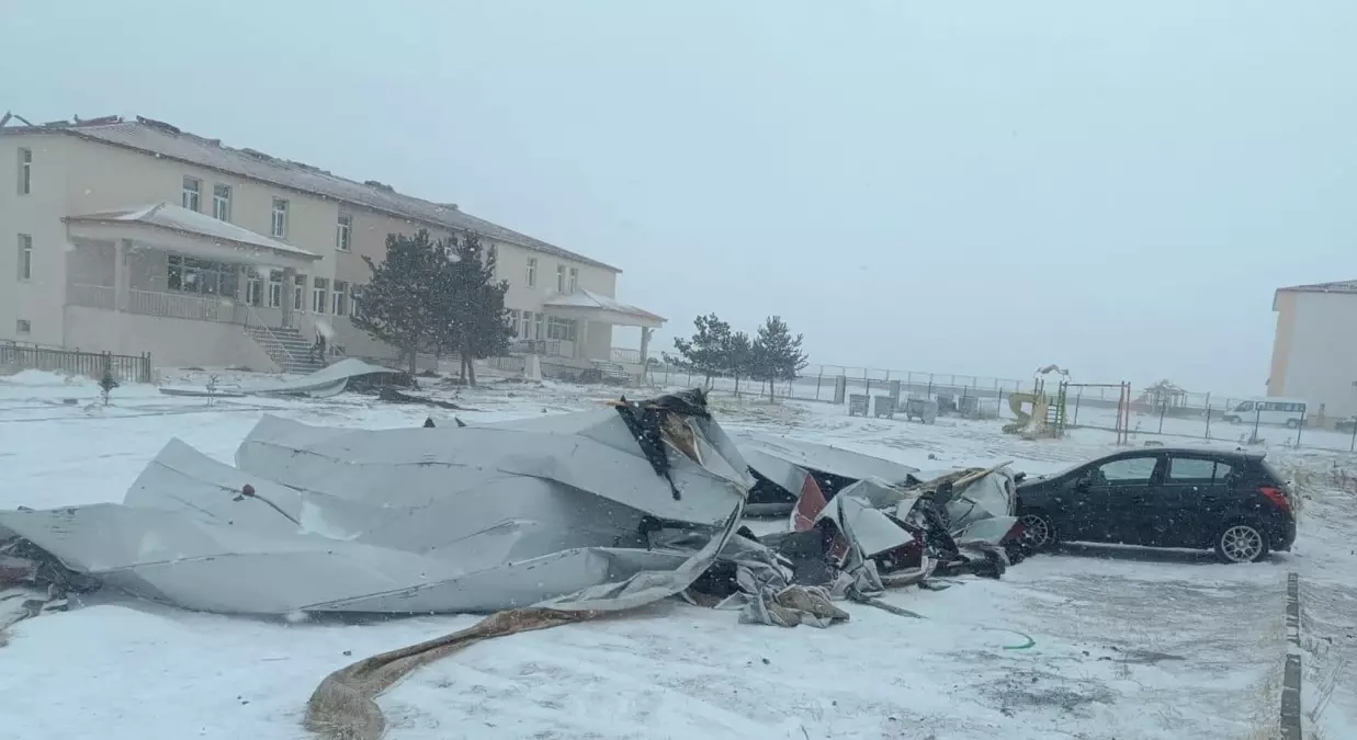 Ardahan'da Yoğun Kar Yağışı ve Tipi: Okullar Tatil Edildi, Pansiyonun Çatısı Uçtu